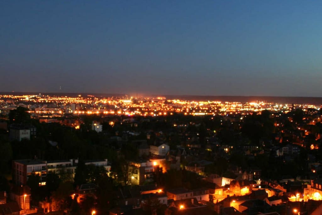 Une vue imprenable de la terrasse et la chambre