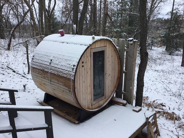 Country cabin, birders paradise.