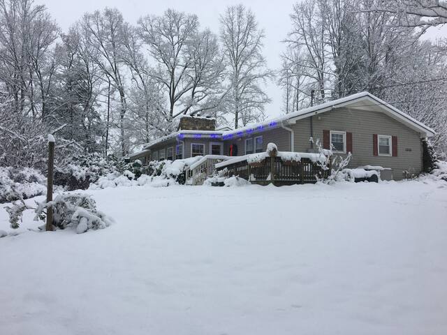 Heart and Hearth Cottage gallery image 3