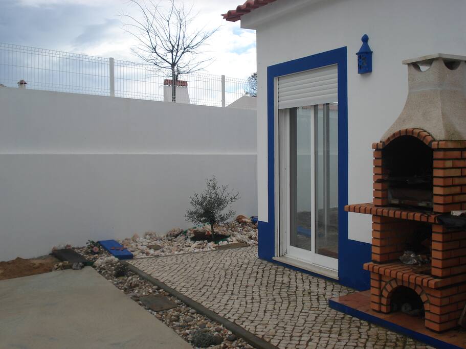 Jardim com churrasqueira