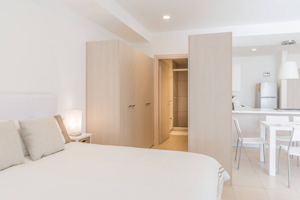 Recámara con cama matrimonial con closet amplio