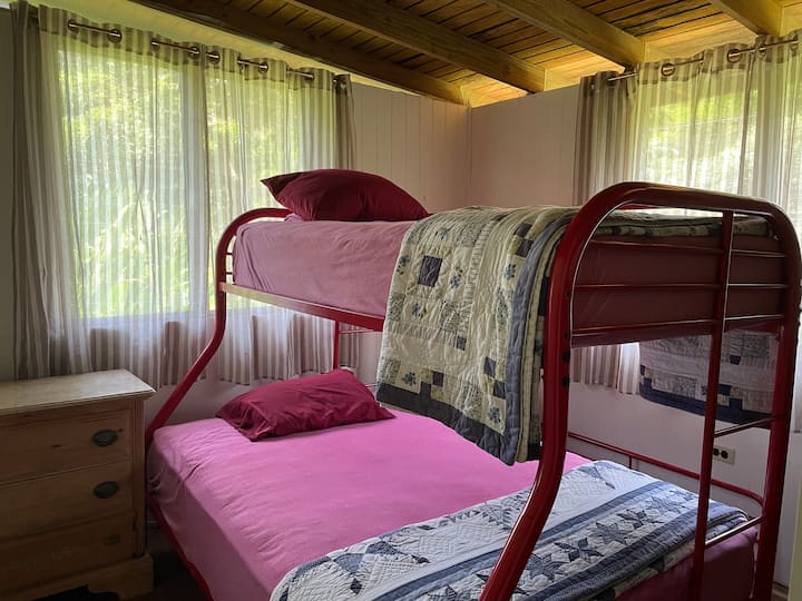 Spálňa č.2 
Môže ubytovať 3 osoby. Spodná posteľ je plná a horná posteľ je dvojlôžková.