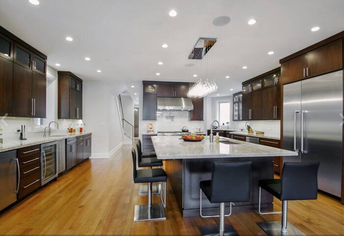 PRISTINE PREMIER LUXURY 3-STORY GREYSTONE HOME! gallery image 5