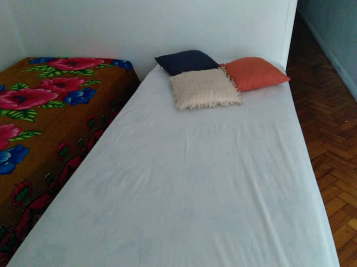 Ორი ერთადგილიანი საწოლი, რომელიც შეიძლება ორადგილიანიც იყოს. Უბრალოდ, შეკრიბეთ ისინი. 