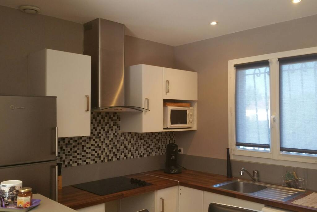 cuisine équipée, plaque induction, four micro ondes, réfrigérateur