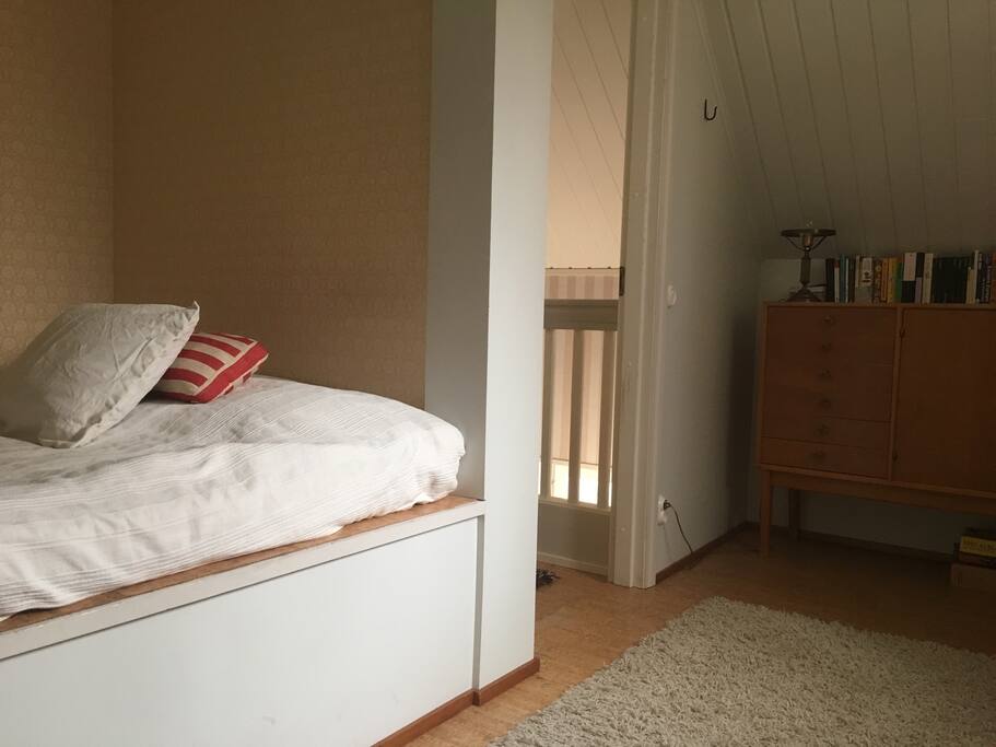 Vierashuoneen sänky / Guestroom and the bed