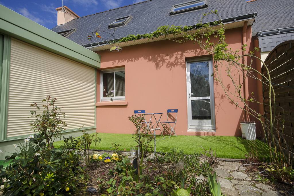 le jardin aux 100 roses avec terrasse au sud sans vis à vis,au calme