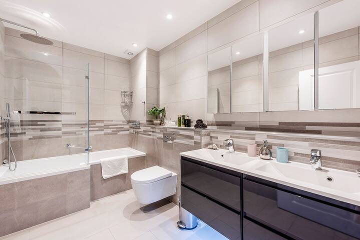 WEST-END Fashion Designer Sensational Family Home gallery image 3