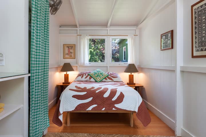 Primer dormitorio con cama de matrimonio