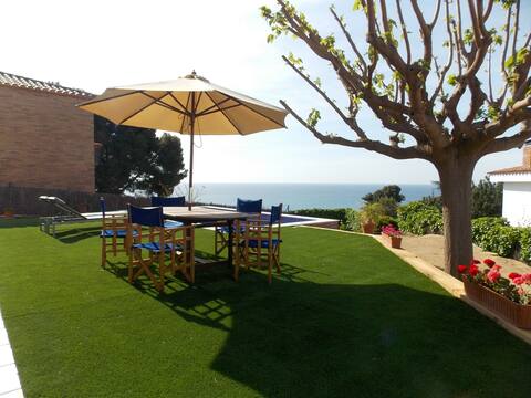 House with pool and magnificent ocean views