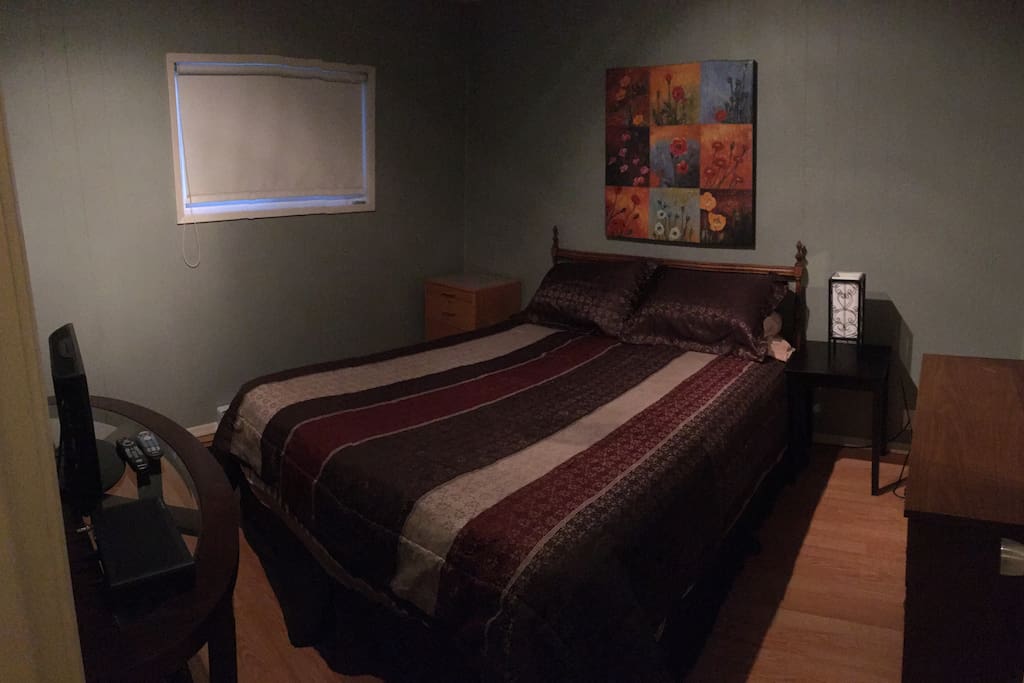 QUEEN BEDROOM
