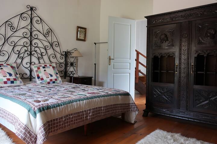 La première chambre et sa spectaculaire tête de lit