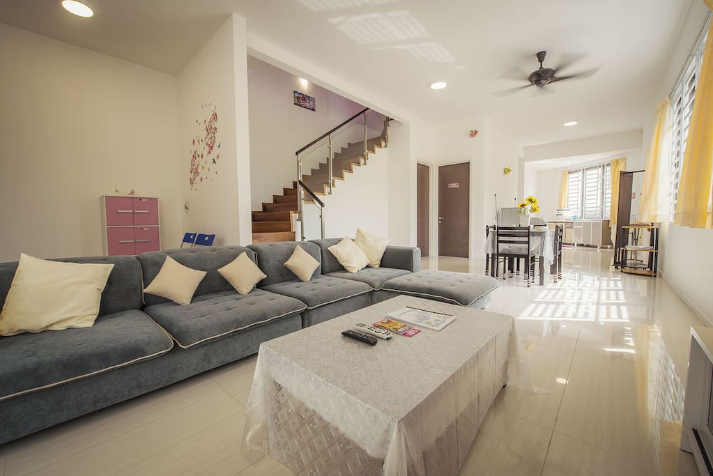 Spacious living hall with cosy sofa, 32in TV with Astro Njoi, aircon, ceiling fan, coffee table.