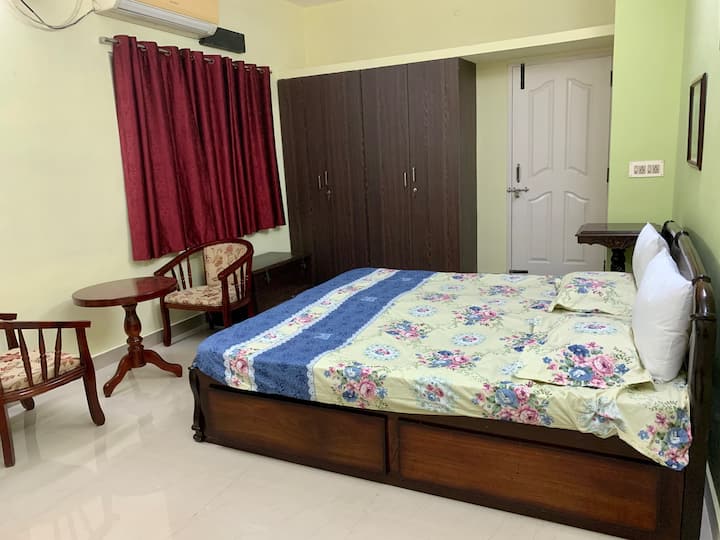 Prostrana glavna spavaća soba ima
- Bračni krevet (180x200)
- Ormari
- ležaljke za sjedenje kako biste pijuckali jutarnju kavu
- Namjenska radna stanica sa stolicom za Catçh uz rad
- balkon s daskom za sjedenje kako biste uživali u večeri
- Netlon za prozore 
- Split AC 