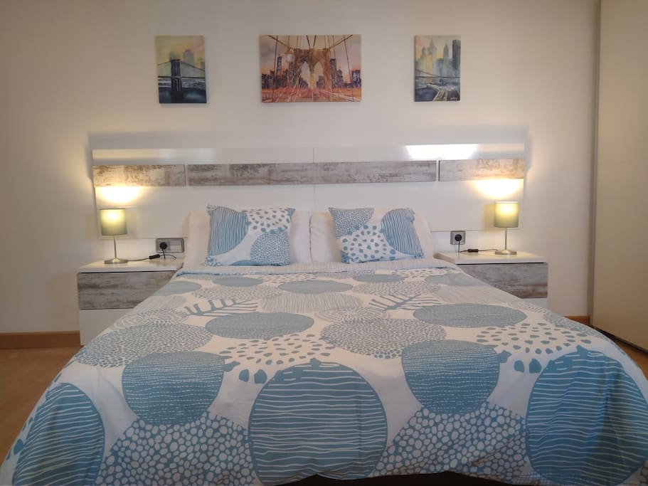 Gran dormitorio con cama doble