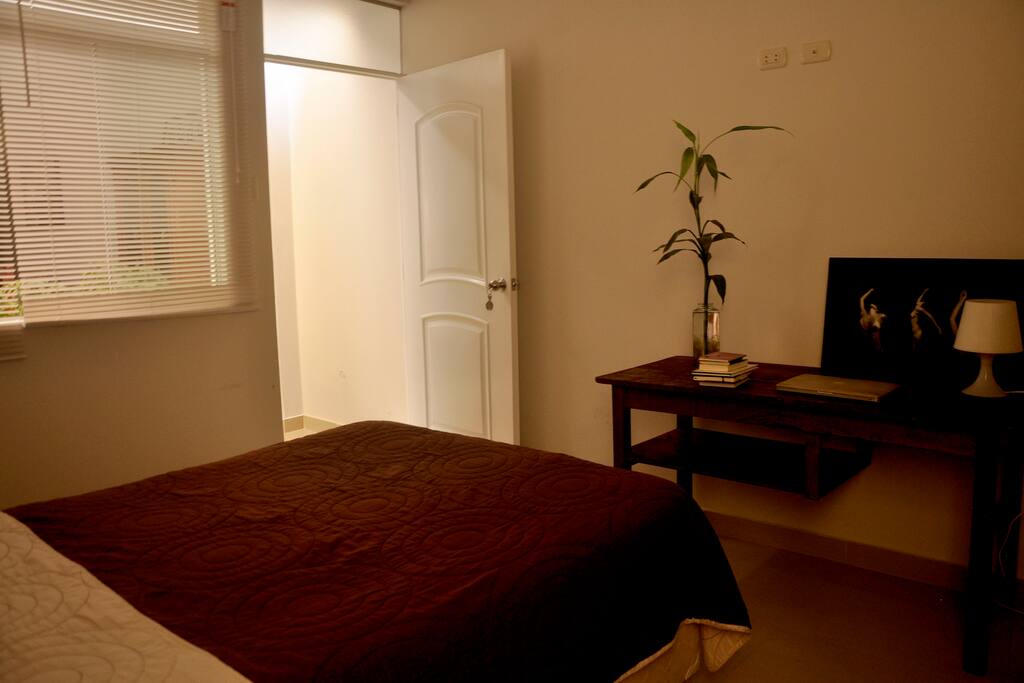 Habitación independiente con mesa de trabajo