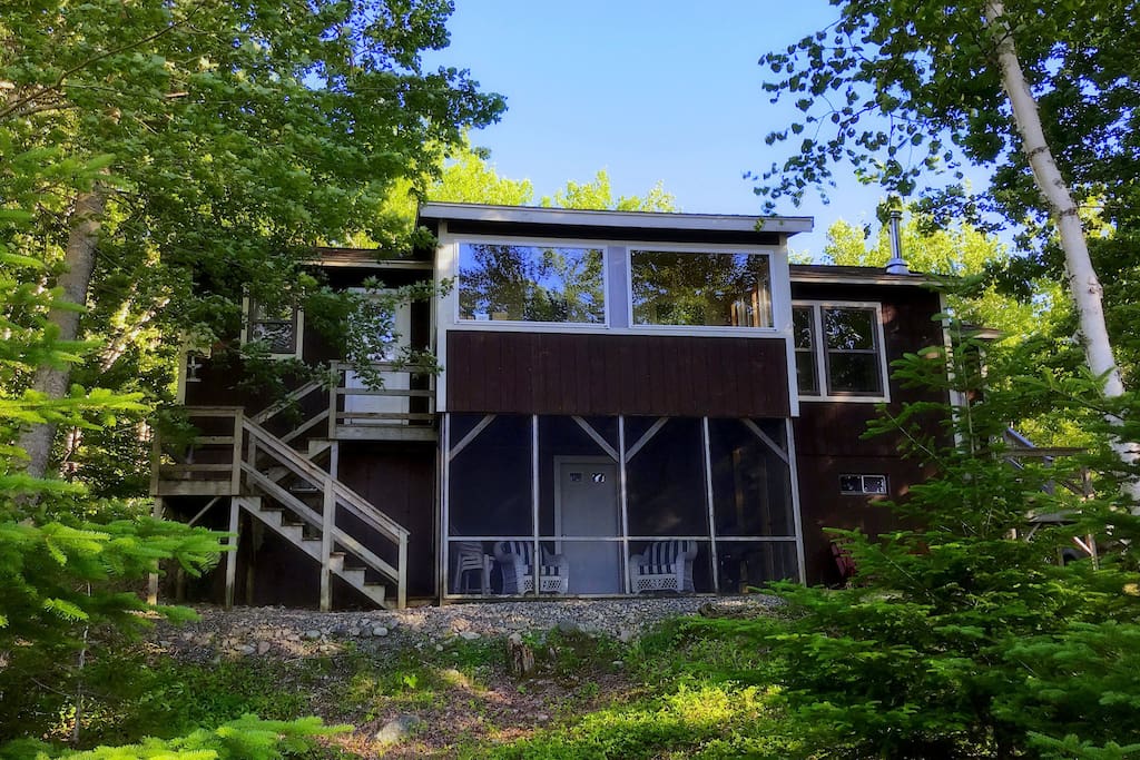 Coastal Waterfront Artist’s Retreat on Flat Bay Cottages for Rent in