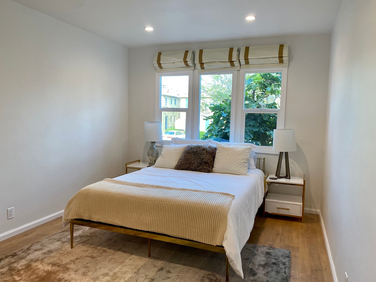 Bedroom #1: Queen bed with en-suite bathroom, lots of closet space