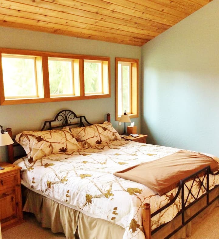 The Sockeye Suite with it's ensuite bathroom encompasses the second floor, insuring the utmost privacy.  A small single bed room next door and a desk area are available as well as a second story view of the River and mountains and a small balcony .