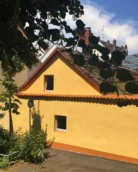Unser Ferienhaus liegt ruhig, dennoch sehr zentral gelegen. Es wurde bis 2016 komplett saniert.
Our vacation rental is located quite centrally. Our vacation rental is modernised and renovated and will be completed by end of July 2016.