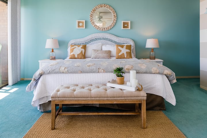 חדר שינה ראשי באוסנה עם מיטת קינג נוחה.