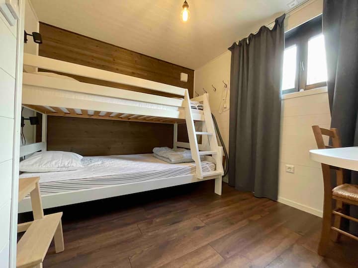 Chumba cha kulala na kitanda cha bunk cha familia. Kitanda cha chini ni sentimita 120, kitanda cha juu ni sentimita 90. Chumba hiki pia kina dawati