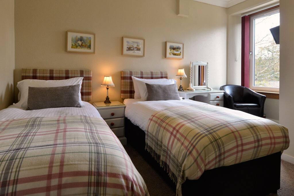 Twin room with en suite shower room