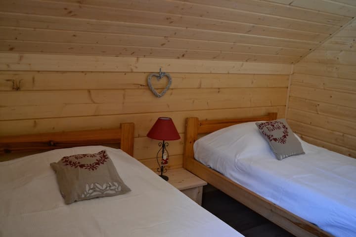 საძინებელი 2 საწოლით 90-ში