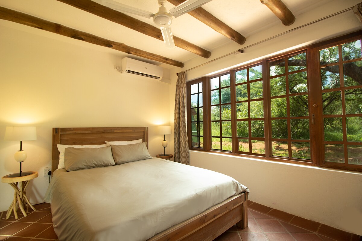 ห้องนอนแต่ละห้องมีพัดลมเพดานและเครื่องปรับอากาศที่ประหยัดพลังงาน/เสียงรบกวนต่ำ 