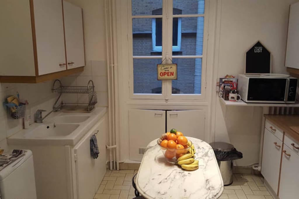 La cuisine ! avec machine Nespresso, four, grille-pain, bouilloire, et lave linge.