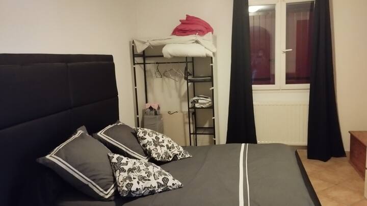 房间宽敞，可放置一张婴儿床，如果没有额外的人，我们可以添加一张床。 条件下。成人床200人中有140张。