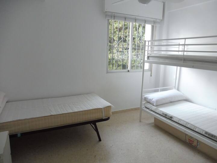 רחוב חדר (המיטה העליונה אינה נגישה)