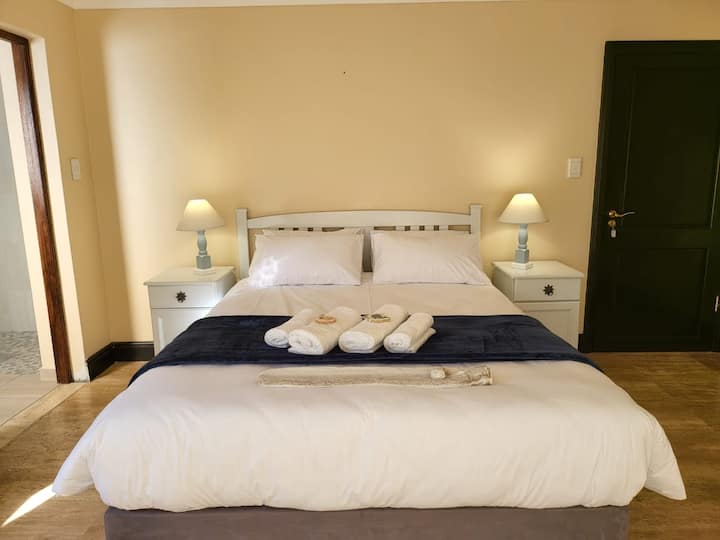 Спалня на долния етаж със самостоятелна баня