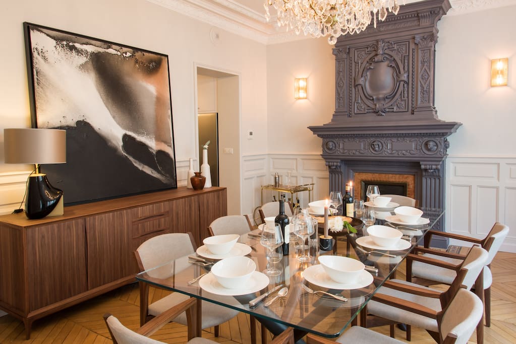 Dining room, historic chandelier, entertain friends like a true Parisian.