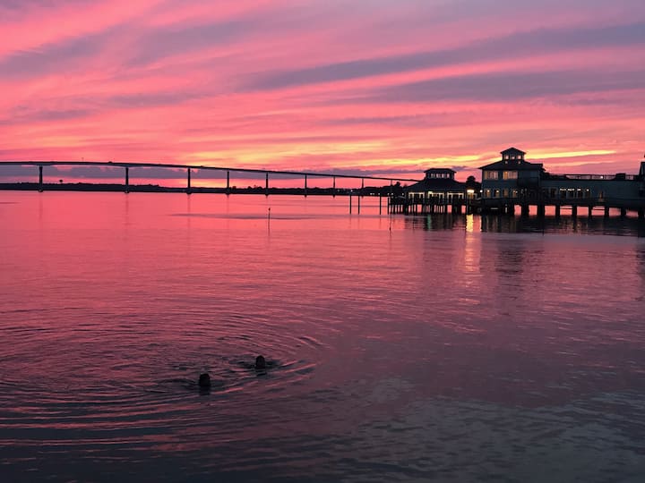 “Cabana by the Bay”tiny home on a pier! Tiny houses for Rent in