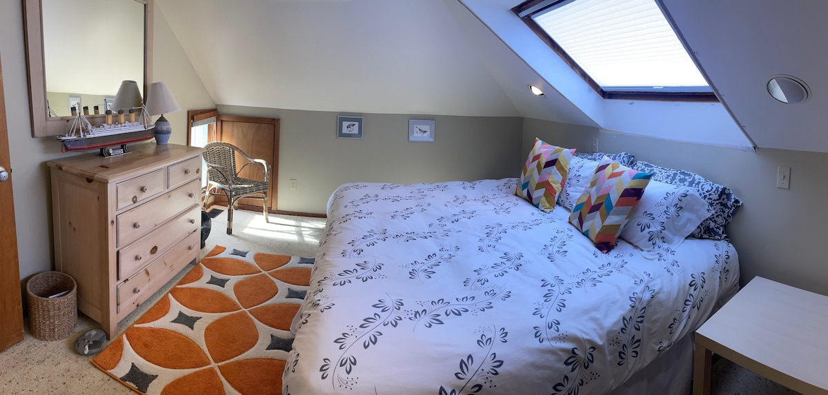 Spálňa s manželskou posteľou typu King na poschodí 