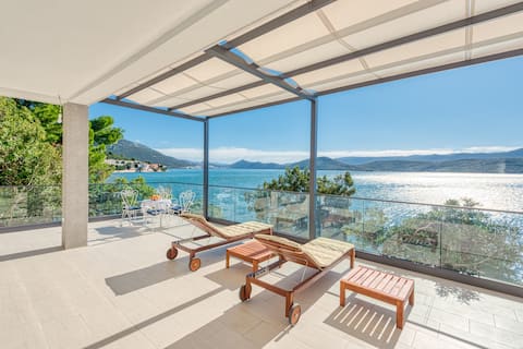 Spacious 4BR Seafront Villa w/ own beach