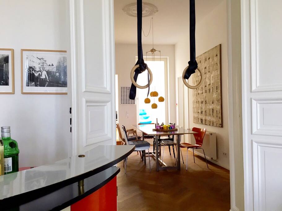 Wohnzimmer mit Blick in Küche