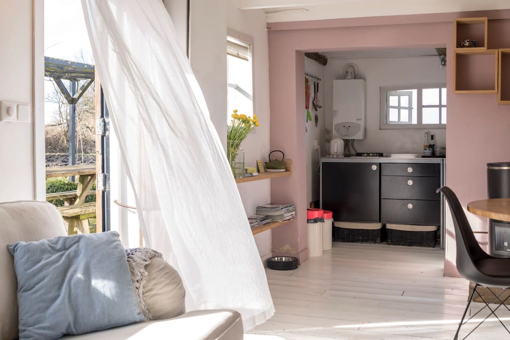 Anouk is een top-gastvrouw, die je zelfs al van voor de aankomst op je gemak laat voelen en al je vragen beantwoordt! Het vakantiehuisje is erg cosy, knus, romantisch, basic maar praktisch en comfy, alles wat je nodig hebt! Ideaal voor een weekendje tot rust komen, ontspannen, uitwaaien. Kortom GENIETEN! Eentje om naar terug te keren ... - Stephanie