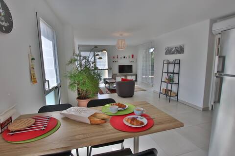 Annonce Airbnb populaire: T3 for 4 people "sea and shops on foot" à Saint Raphaël