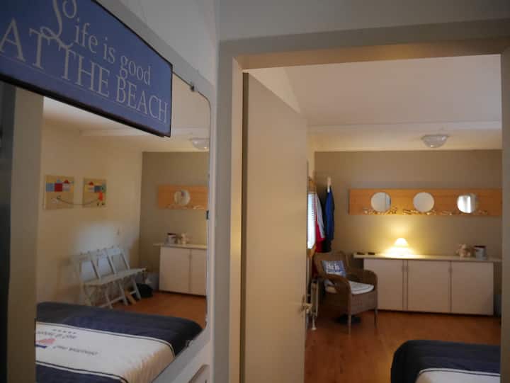 楼下1号宽敞的卧室  