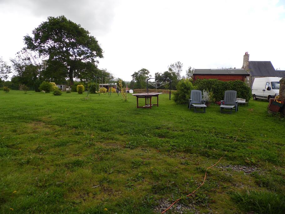 terrain balancoire
barbecue