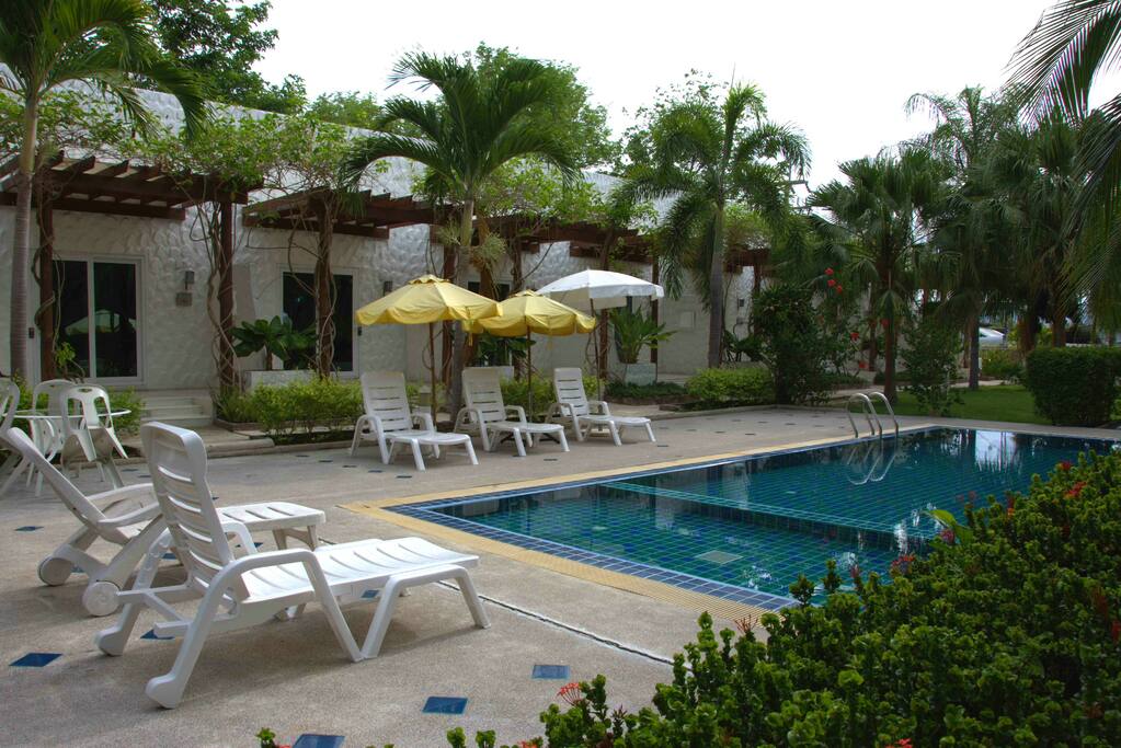 In the daytime many guests went to the beach or to the shopping centres.