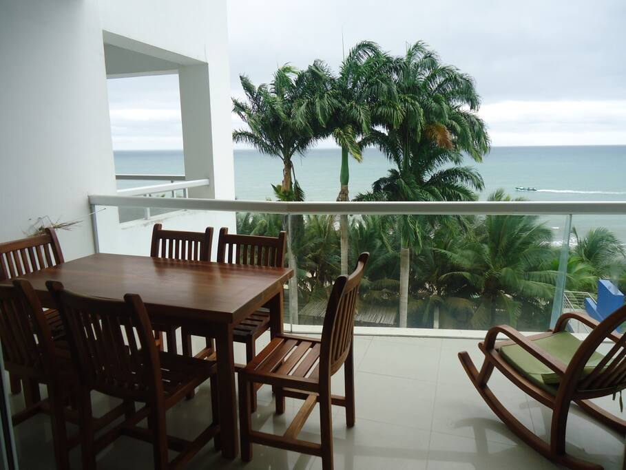 Comedor para 6 personas con vista al mar