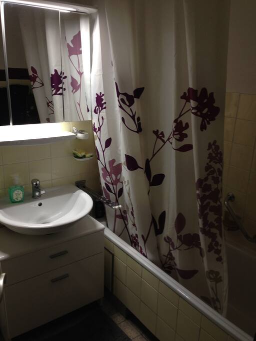 Das Badezimmer enthält sogar eine Badawanne!:)