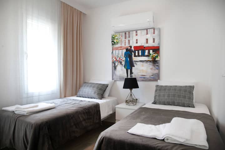 בחדר השינה לשניים יש מיזוג אוויר.