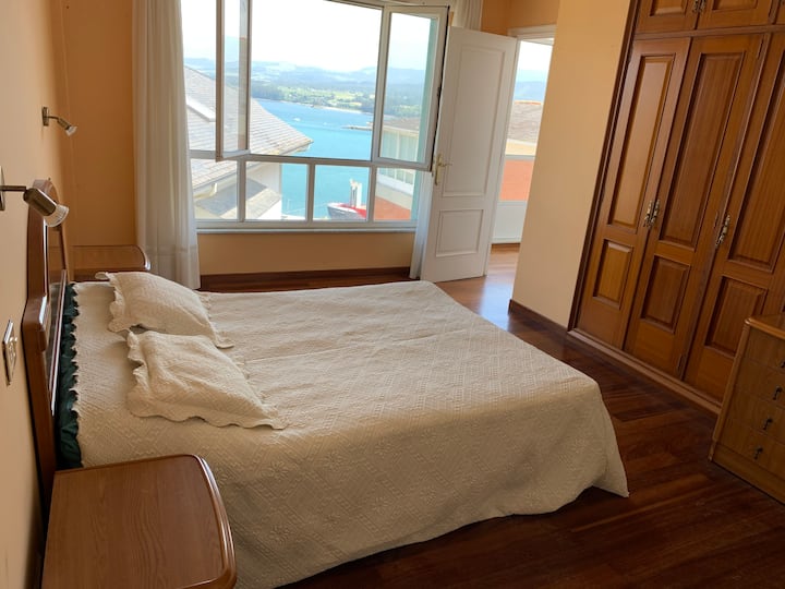 Habitación principal  con baño y vistas a la Ría.