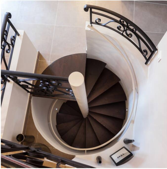 bel escalier qui sera bientôt assorti d'une protection pour les petits enfants!