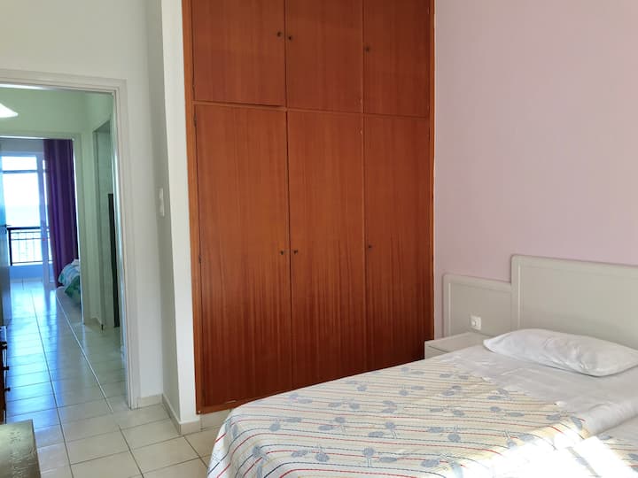 Stan na ulici s dva kreveta za jednu osobu