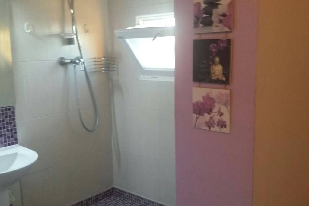 salle de bain à disposition